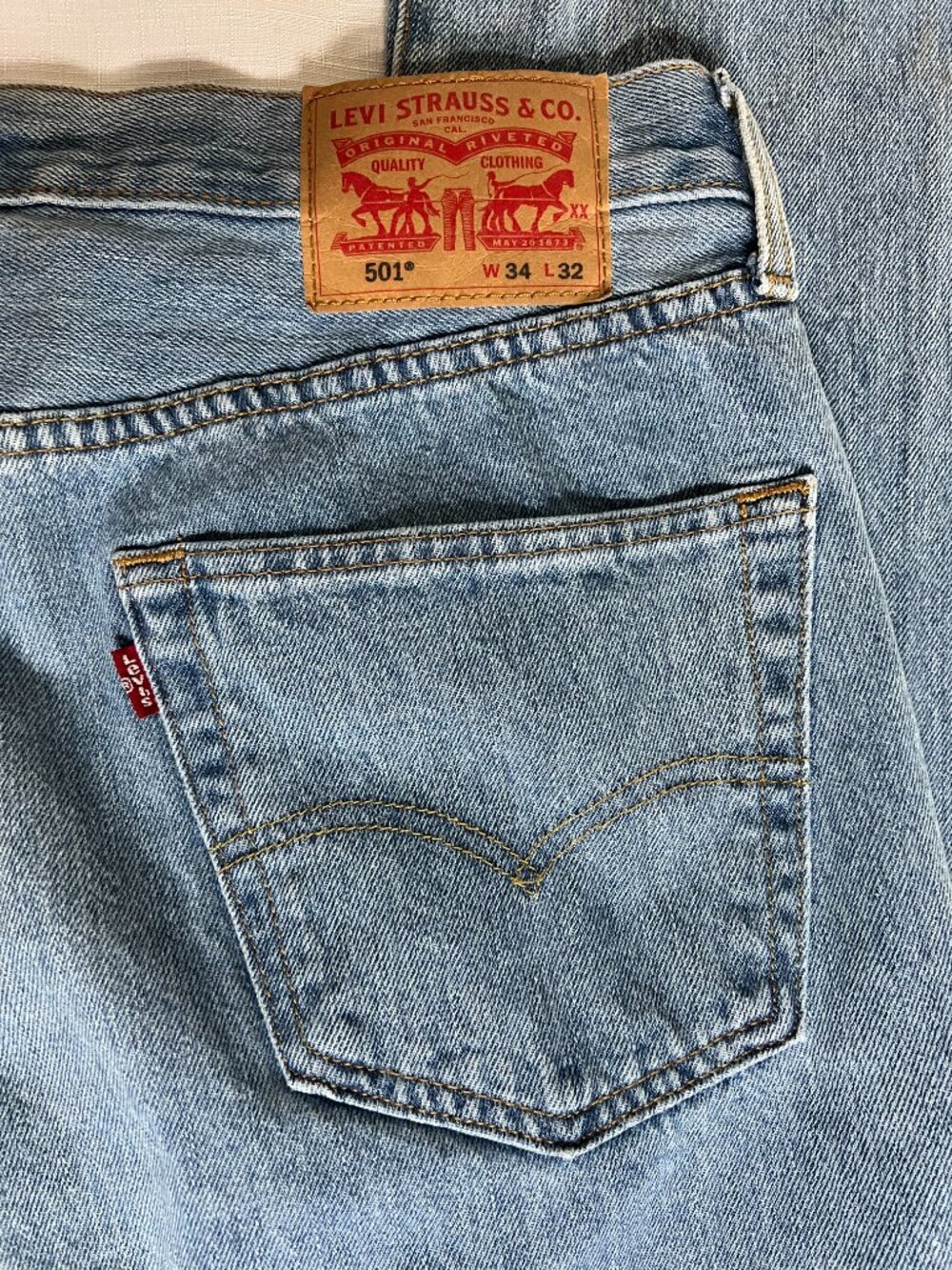 Levis 501 Original Fit Straight Leg Light Wash Button Fly Jeans 34x32